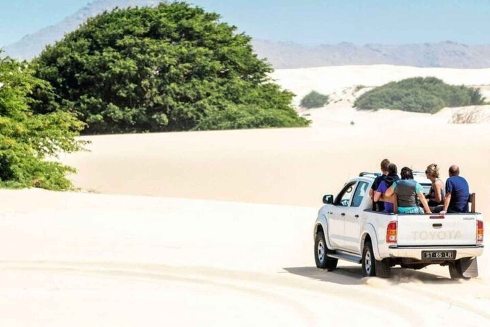 Boavista : Plage de Santa Monica, grotte de Varandinha, dunes de sable